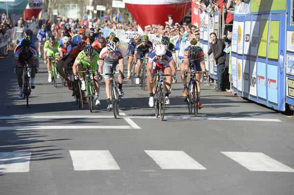 Francesco Chicchi wins stage 3